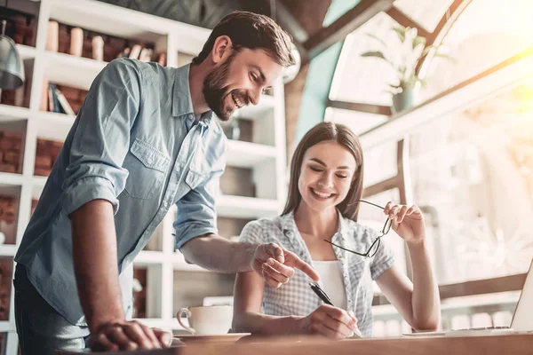 Casal jovem está trabalhando — Fotografia de Stock