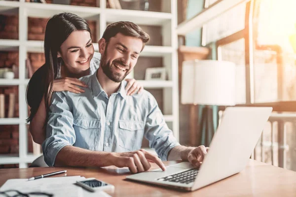 Pareja joven está trabajando — Foto de Stock