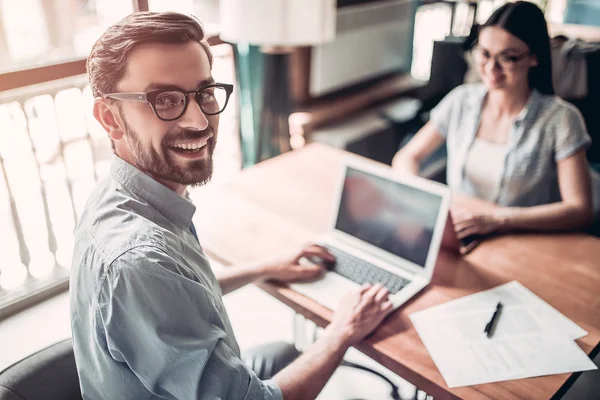 Pareja joven en gafas está trabajando —  Fotos de Stock