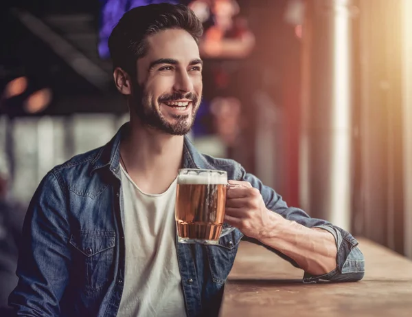 Homem no bar — Fotografia de Stock