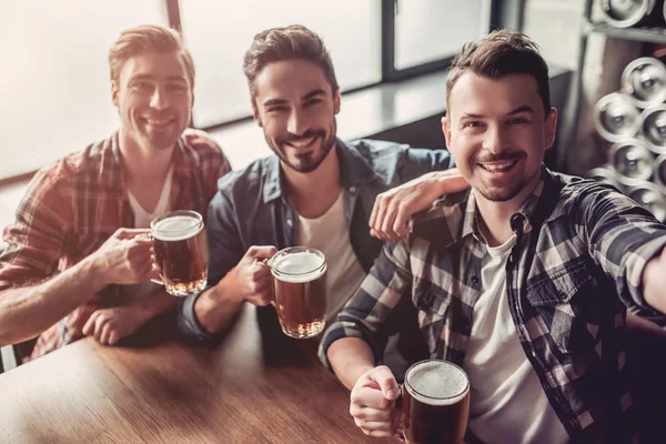 Men in bar — Stock Photo, Image