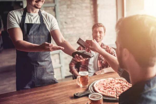 Hombres en el bar — Foto de Stock