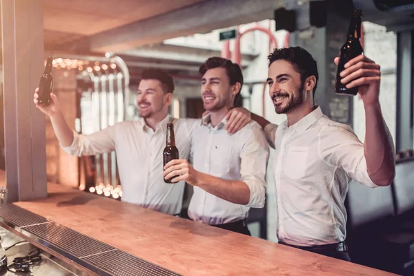 Empresarios en el bar — Foto de Stock