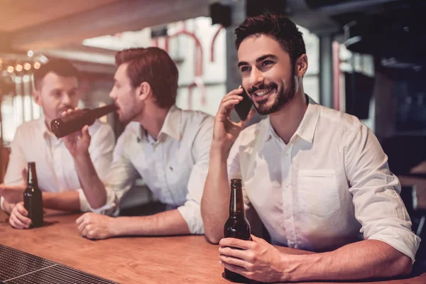 Empresarios en el bar — Foto de Stock