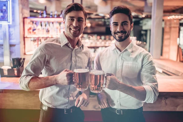 Επιχειρηματίες σε bar — Φωτογραφία Αρχείου