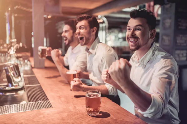 Empresarios en el bar — Foto de Stock