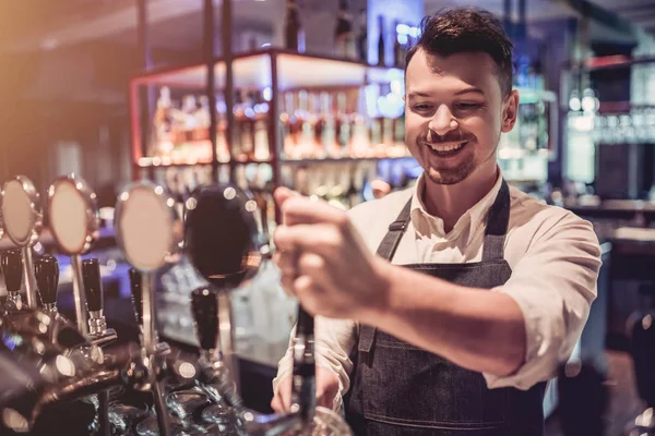 Barman no pub — Fotografia de Stock