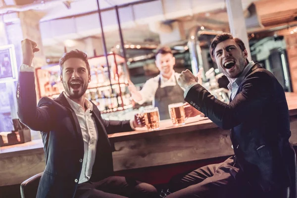 Бизнесмены в баре — стоковое фото