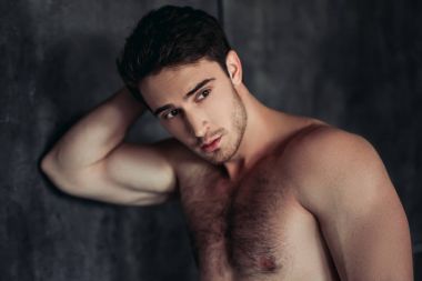 yakışıklı bir adam gri arka plan üzerinde