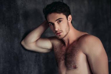 yakışıklı bir adam gri arka plan üzerinde