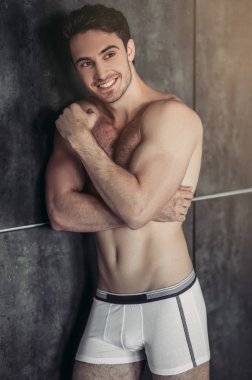 yakışıklı bir adam gri arka plan üzerinde