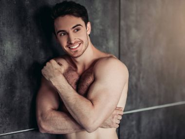 yakışıklı bir adam gri arka plan üzerinde