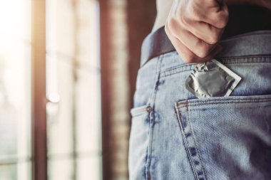 adam tutarak prezervatifi