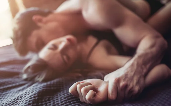 Paar seks op bed — Stockfoto