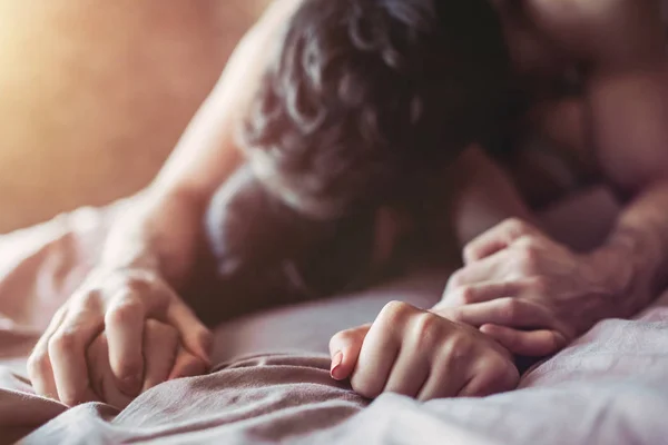 Pareja teniendo sexo en la cama —  Fotos de Stock
