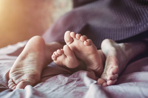 Pareja en la cama — Foto de Stock