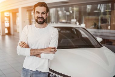 Araba galerisindeki adam.