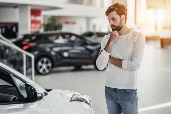 Hombre en concesionario de coches — Foto de Stock