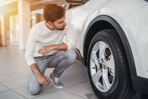 Hombre en concesionario de coches — Foto de Stock