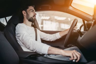 Araba galerisindeki adam.