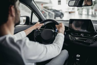 Araba galerisindeki adam.