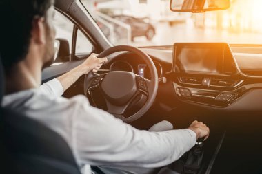 Araba galerisindeki adam.