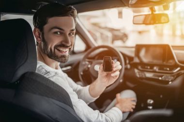 Araba galerisindeki adam.