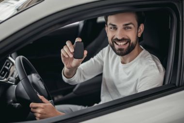 Araba galerisindeki adam.