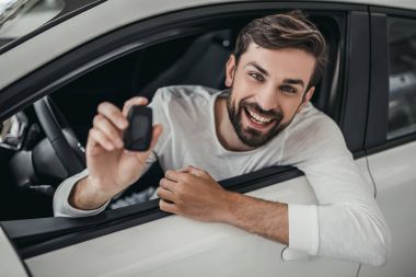 Araba galerisindeki adam.