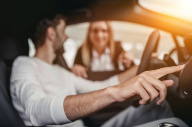 Müşteriyle yapılan otomobil bayii satış temsilcisi