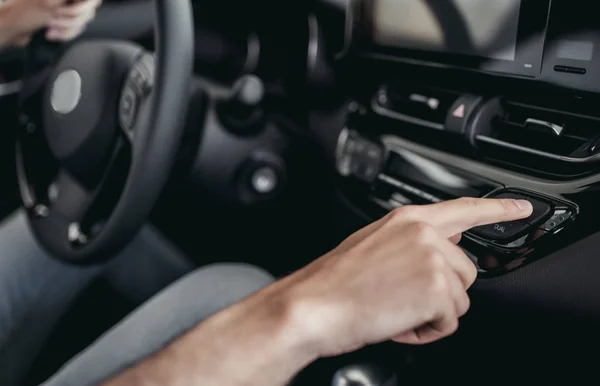 Man in autohandel — Stockfoto