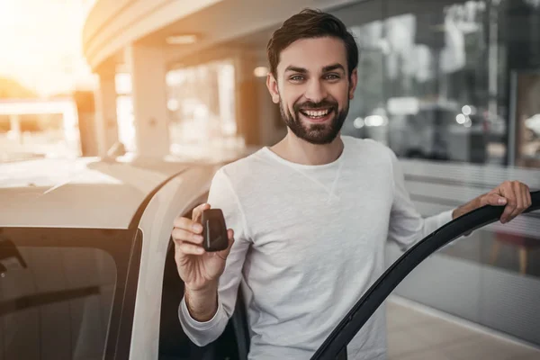 Hombre en concesionario de coches — Foto de Stock