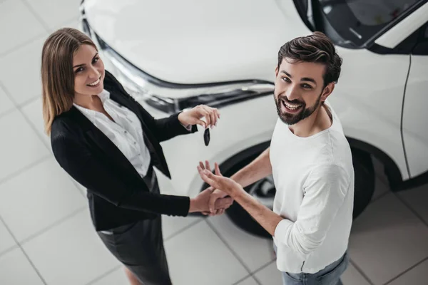 Verkoper met klant in autodealer — Stockfoto