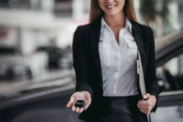 Vendedor en concesionario de automóviles — Foto de Stock