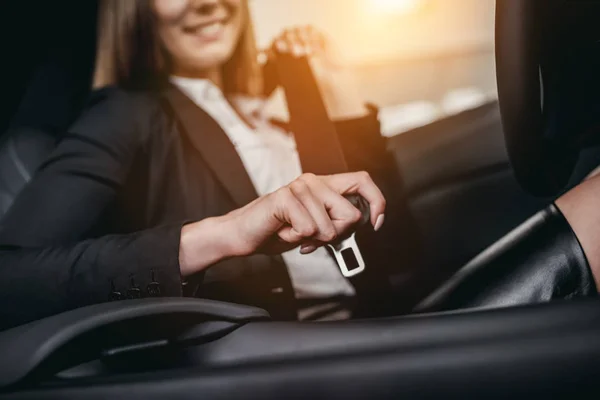 Empresária na concessionária de automóveis — Fotografia de Stock