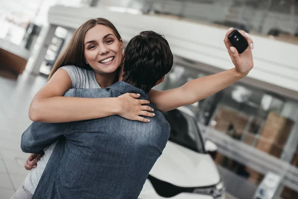 Couple at car dealership — Stock Photo, Image