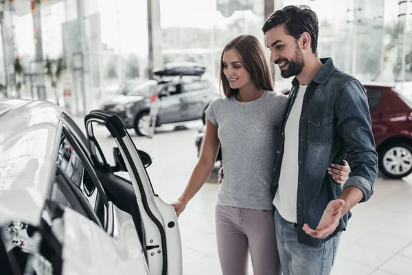 Paar bij automobielbedrijf — Stockfoto