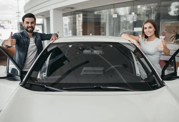 Pareja en concesionario de coches — Foto de Stock