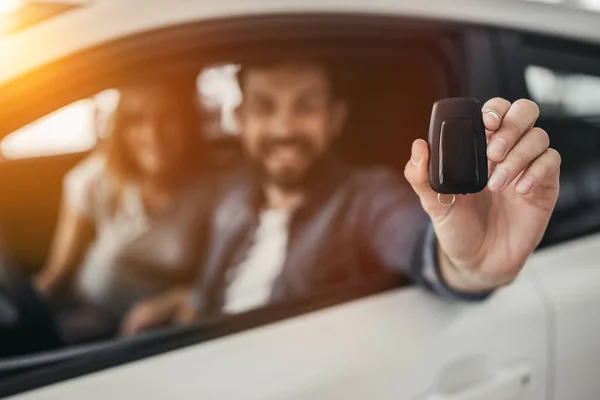 Casal na concessionária de carros — Fotografia de Stock