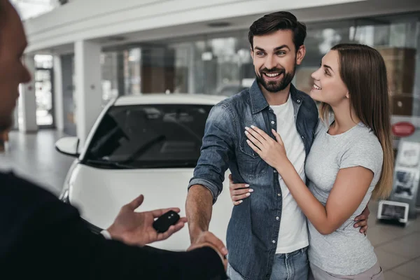 Paar bij automobielbedrijf — Stockfoto