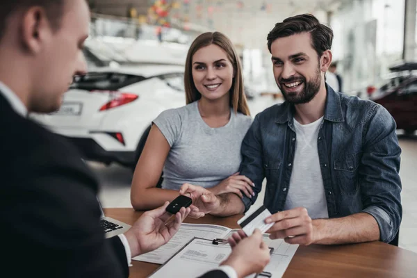 Pareja en concesionario de coches — Foto de Stock