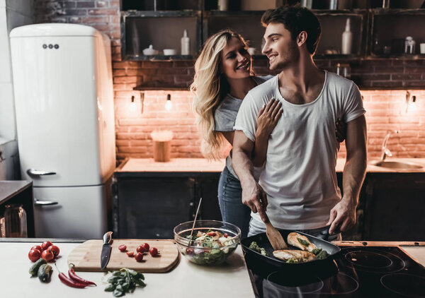 Пара на кухне
