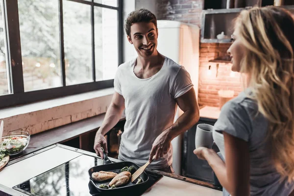 Pareja en la cocina — Foto de Stock