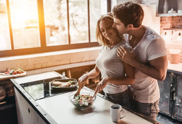 Casal na cozinha — Fotografia de Stock