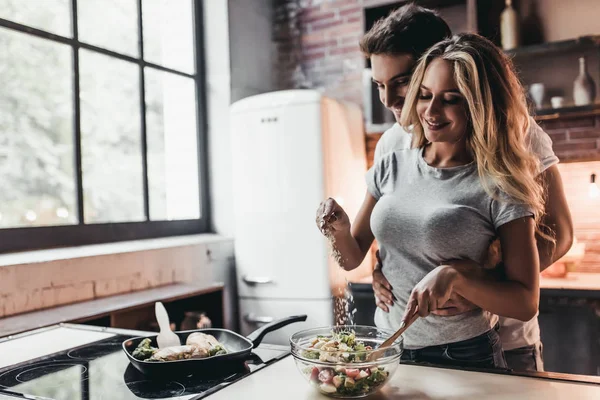 Casal na cozinha — Fotografia de Stock