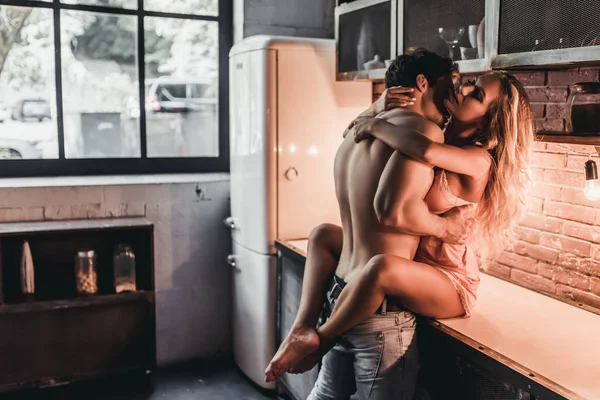 Casal na cozinha — Fotografia de Stock