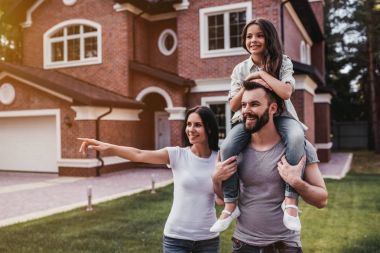 Dışarıda mutlu bir aile