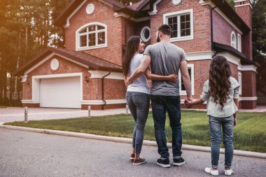 Dışarıda mutlu bir aile