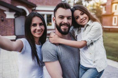 Dışarıda mutlu bir aile