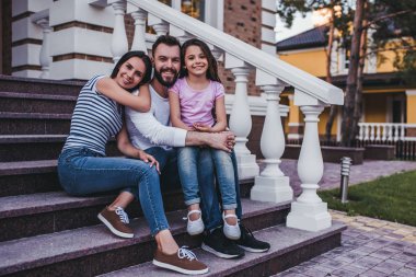 Dışarıda mutlu bir aile